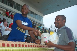 président alodo reçoit les lots de participation