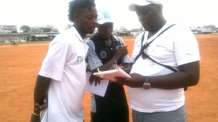 Fiffi Hanson Parker évoque les modèles Chelsea et Manchester City avec les encadreurs béninois