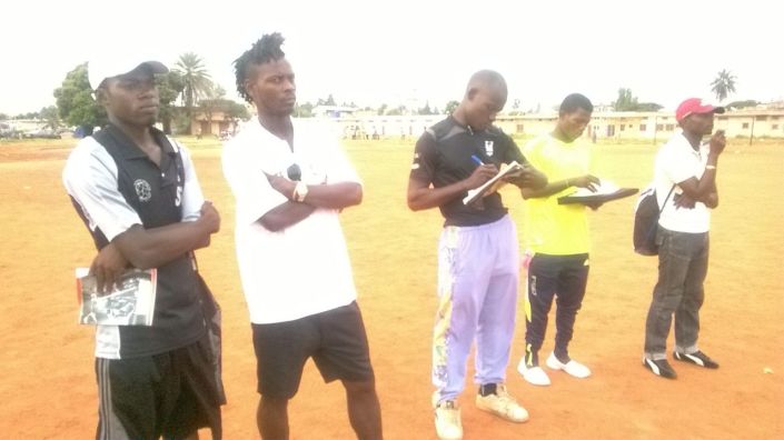 Fiffi Hanson Parker évoque les modèles Chelsea et Manchester City avec les encadreurs béninois