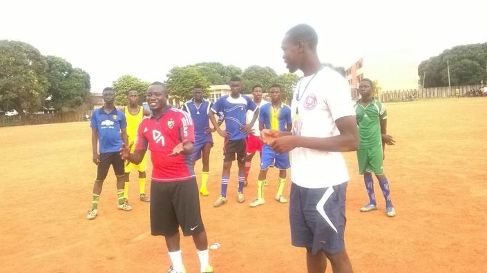 Fiffi Hanson Parker (en rouge à gauche) évoque les modèles Chelsea et Manchester City avec les encadreurs béninois