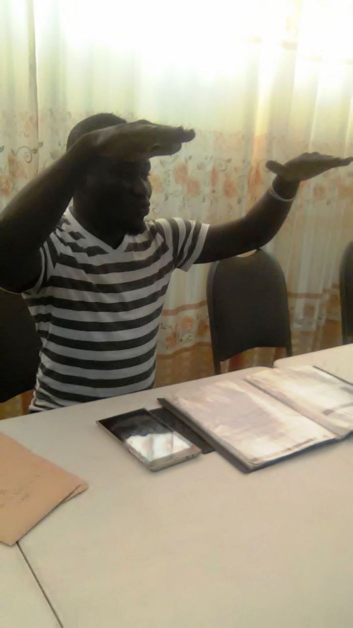 Fiffi Hanson Parker (ici) évoque les modèles Chelsea et Manchester City avec les encadreurs béninois