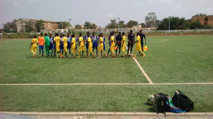 Les deux équipes Alodo Sports en Bleu et Divinité Suprême en Jaune se saluent avant le match