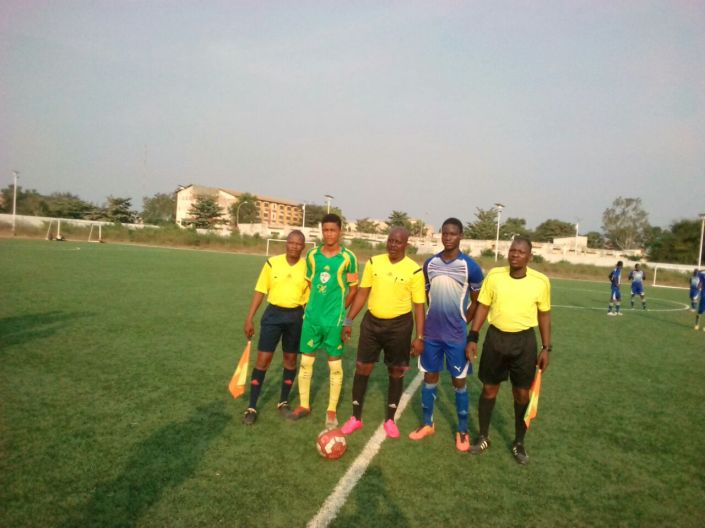en Bleu le capitaine d alodo sports, avant le match face à Abi FC