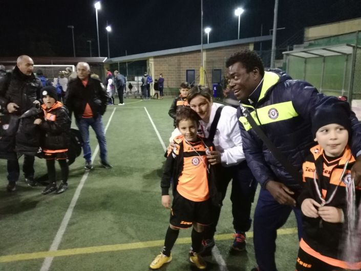 enguerran-edjekpan-célèbre-ici-avec-de-de-ses-150-pensionnaires-une-victoire-finale-dans-un-tournoi-regional