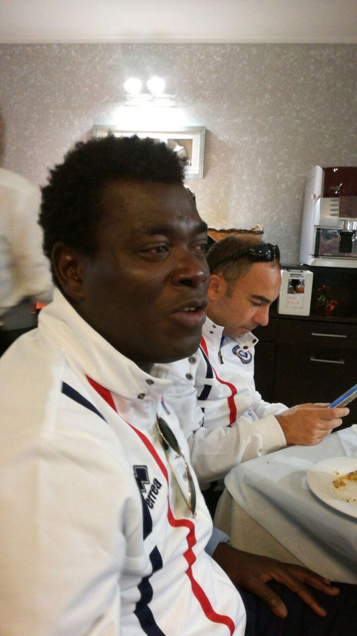 enguerran-edjekpan-lors-de-la-fete-de-noel-de-son-academie-en-italie