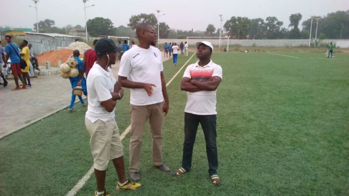 Au centre Sosthène Seflimi, à droite Abraham Quenum, assistés d'Armand A. (à g)